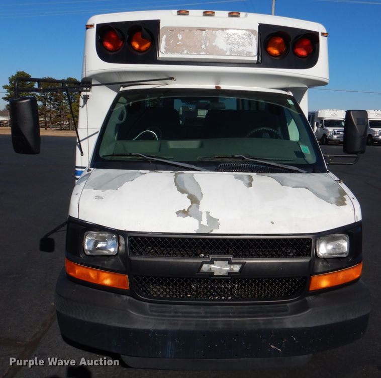 image for item JD9441 2006 Chevrolet Express G3500  shuttle bus