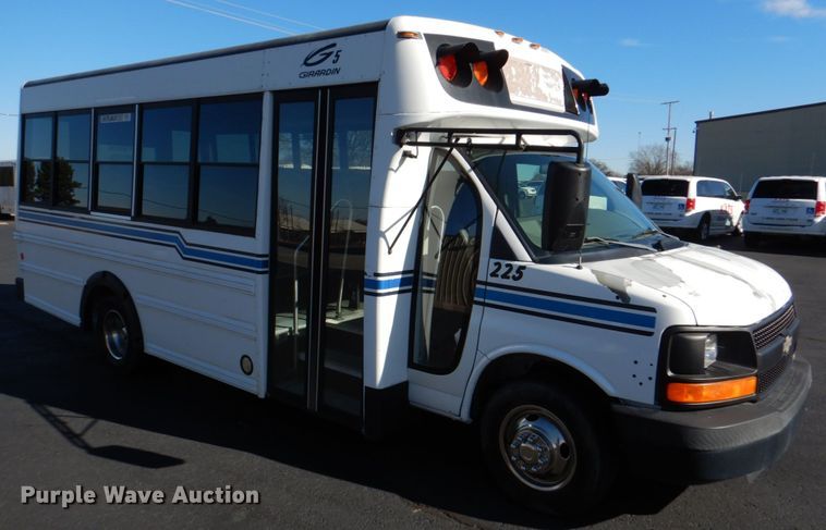 image for item JD9441 2006 Chevrolet Express G3500  shuttle bus