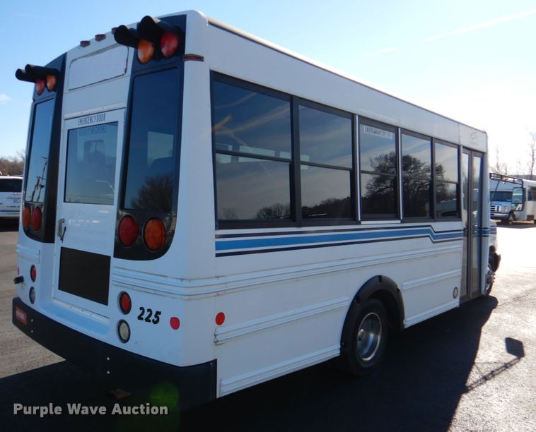 image for item JD9441 2006 Chevrolet Express G3500  shuttle bus