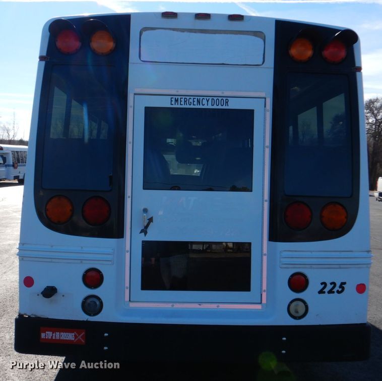 image for item JD9441 2006 Chevrolet Express G3500  shuttle bus