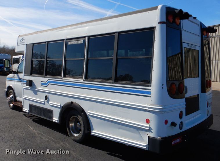 image for item JD9441 2006 Chevrolet Express G3500  shuttle bus