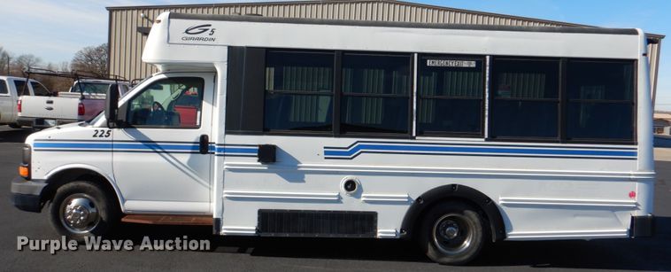 image for item JD9441 2006 Chevrolet Express G3500  shuttle bus