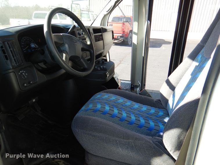 image for item JD9441 2006 Chevrolet Express G3500  shuttle bus