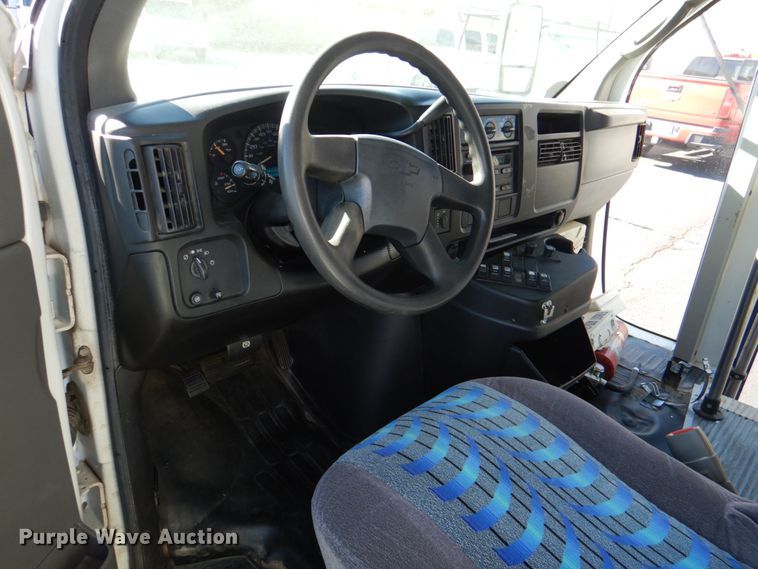 image for item JD9441 2006 Chevrolet Express G3500  shuttle bus