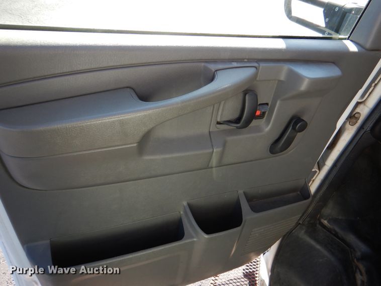 image for item JD9441 2006 Chevrolet Express G3500  shuttle bus