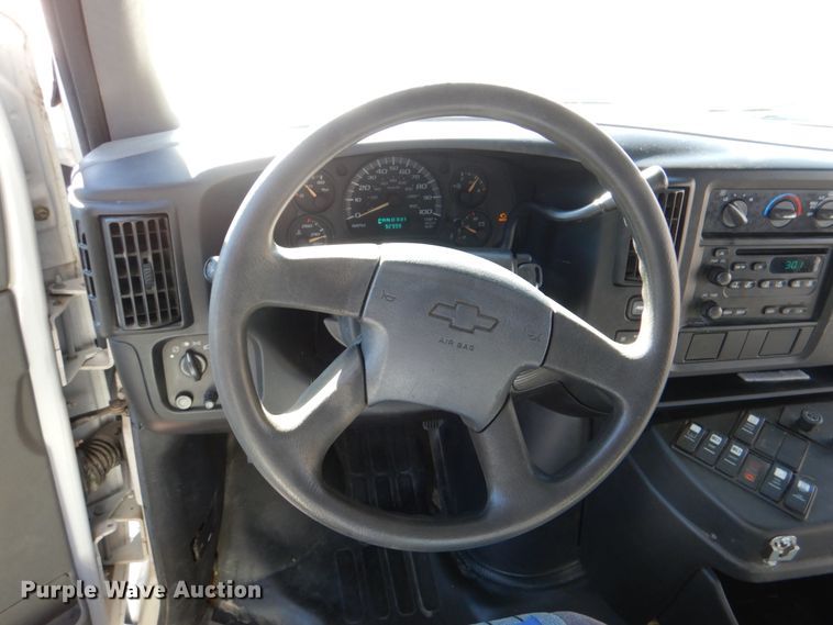 image for item JD9441 2006 Chevrolet Express G3500  shuttle bus