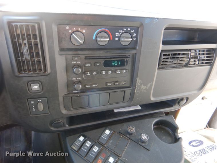 image for item JD9441 2006 Chevrolet Express G3500  shuttle bus