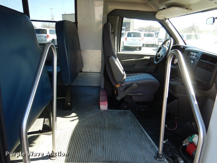 image for item JD9441 2006 Chevrolet Express G3500  shuttle bus