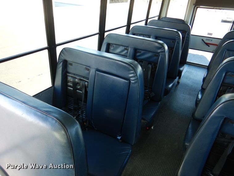 image for item JD9441 2006 Chevrolet Express G3500  shuttle bus