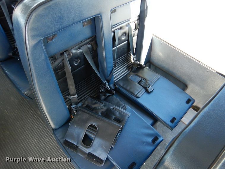 image for item JD9441 2006 Chevrolet Express G3500  shuttle bus