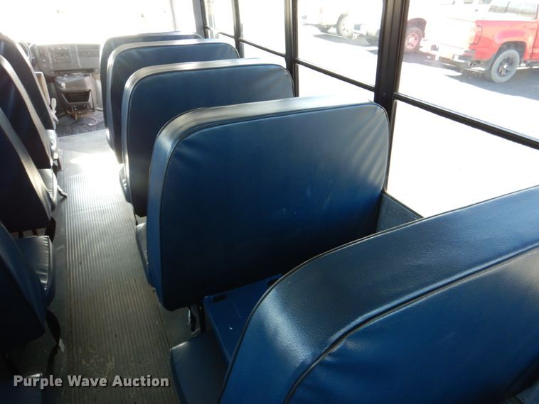 image for item JD9441 2006 Chevrolet Express G3500  shuttle bus