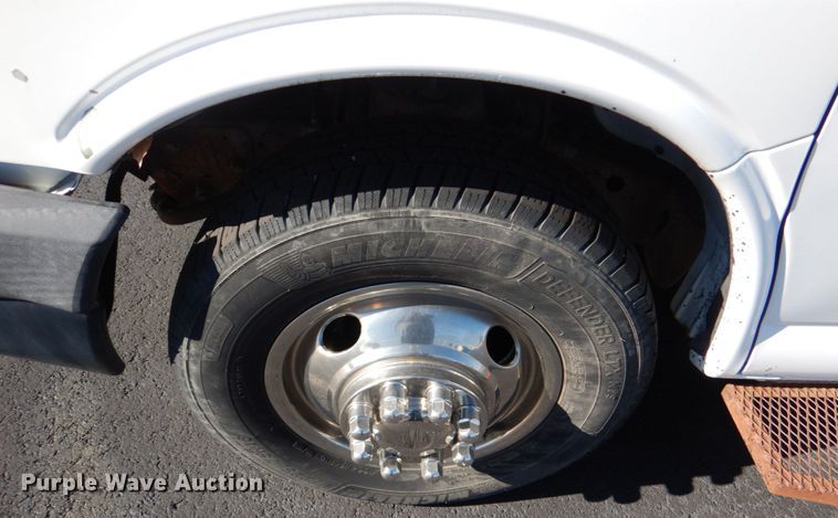 image for item JD9441 2006 Chevrolet Express G3500  shuttle bus