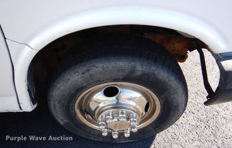 image for item JD9441 2006 Chevrolet Express G3500  shuttle bus