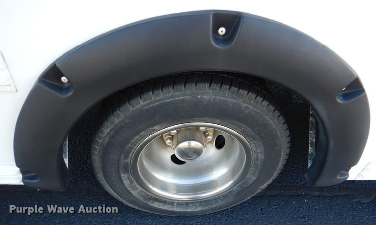 image for item JD9441 2006 Chevrolet Express G3500  shuttle bus