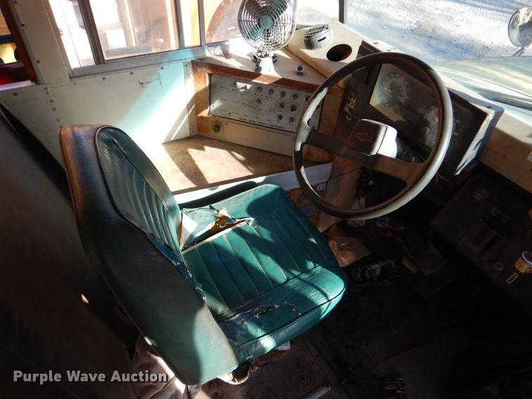 image for item JD9538 1993 Chevrolet B7  school bus