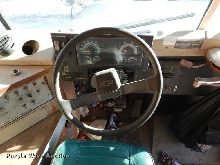 image for item JD9538 1993 Chevrolet B7  school bus
