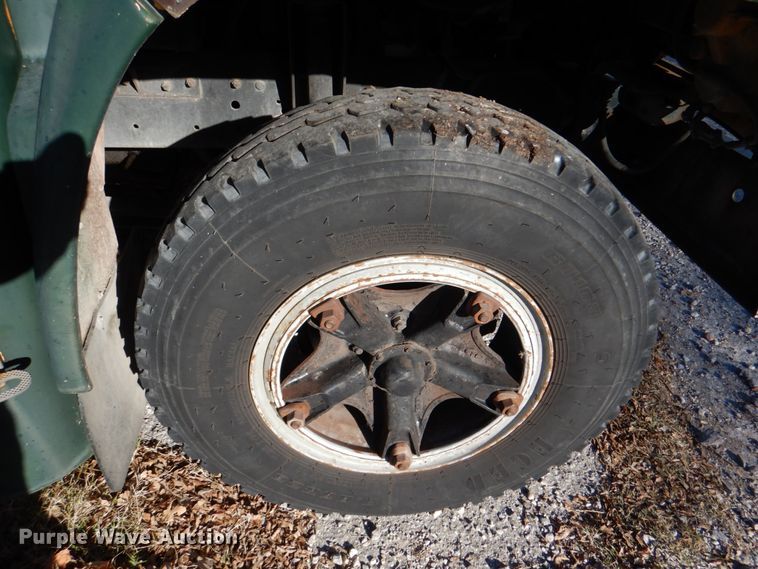 image for item JD9538 1993 Chevrolet B7  school bus