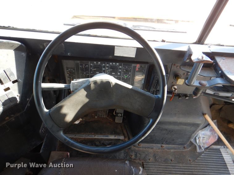 image for item JD9539 1999 International 3800  school bus