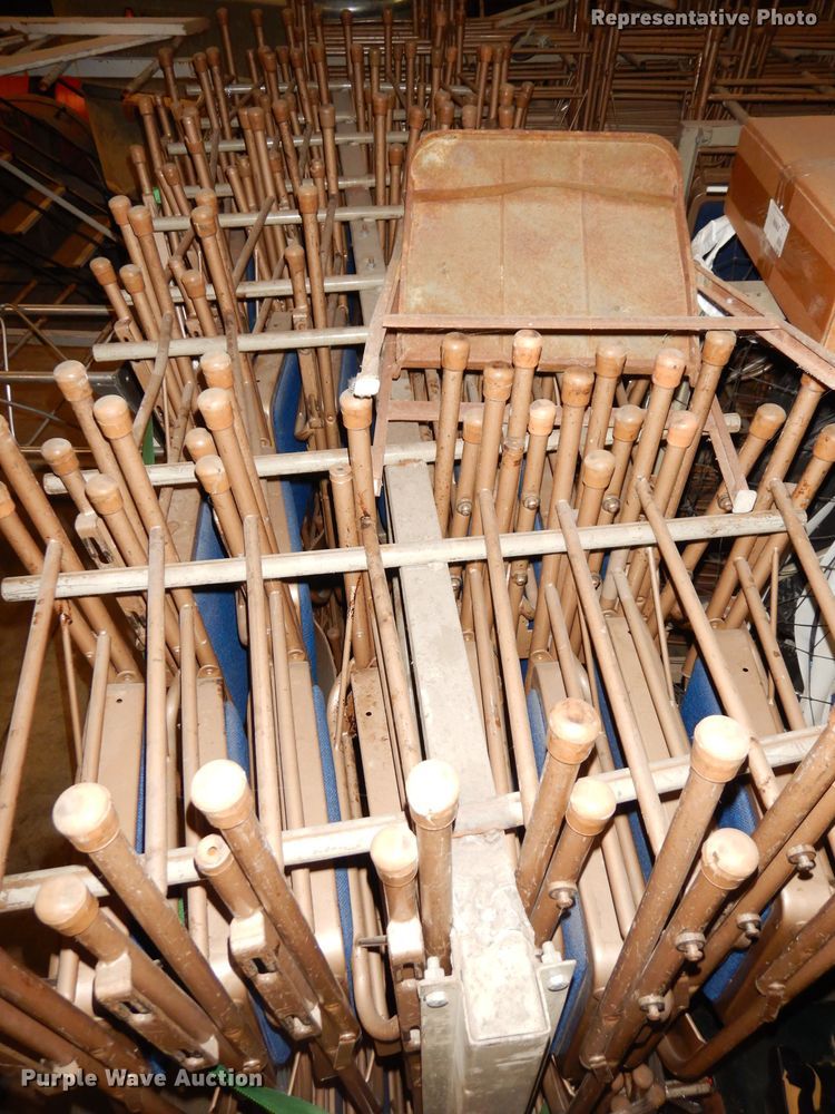 image for item JE9722 Approximately 80 metal folding chairs