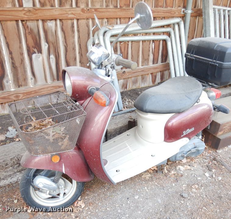 image for item JE9737 2001 Yamaha Vino  moped