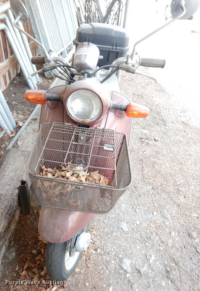 image for item JE9737 2001 Yamaha Vino  moped