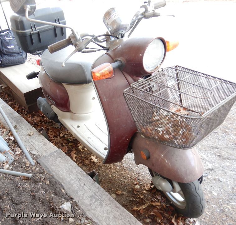 image for item JE9737 2001 Yamaha Vino  moped