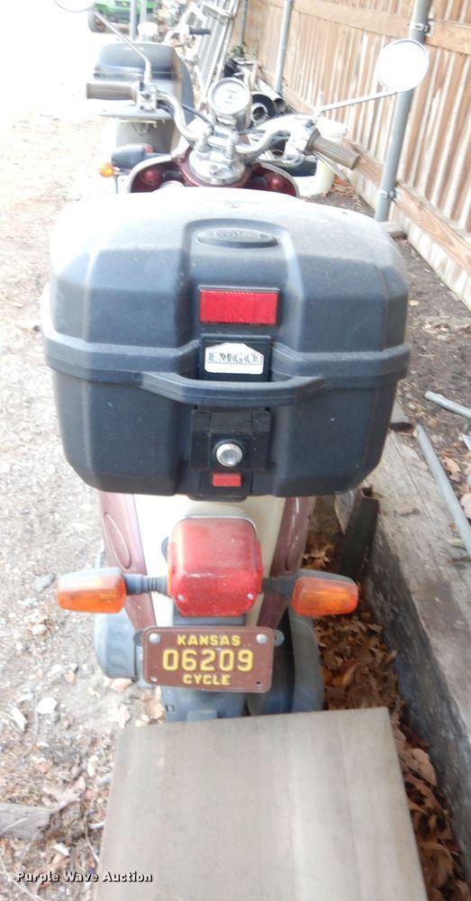 image for item JE9737 2001 Yamaha Vino  moped