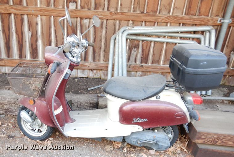 image for item JE9737 2001 Yamaha Vino  moped