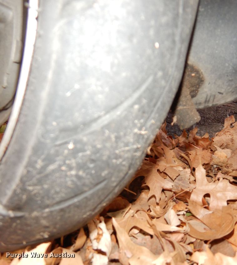 image for item JE9737 2001 Yamaha Vino  moped