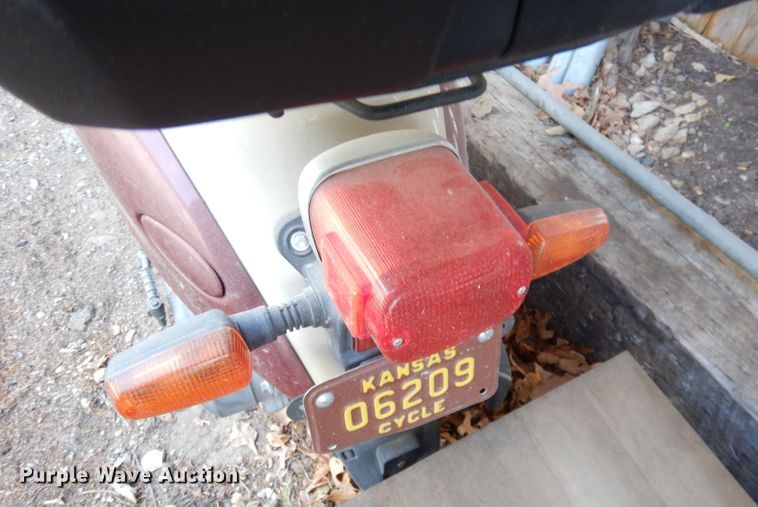 image for item JE9737 2001 Yamaha Vino  moped