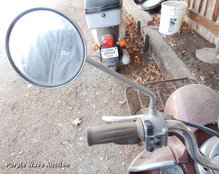 image for item JE9737 2001 Yamaha Vino  moped