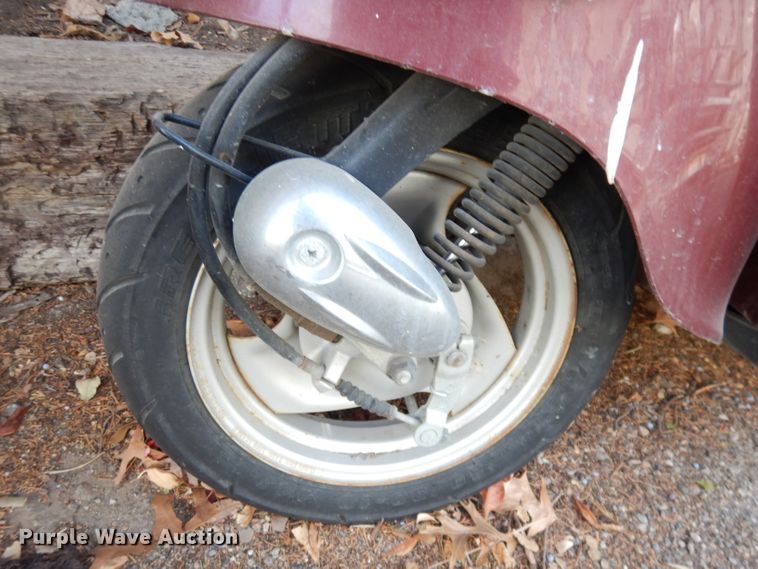 image for item JE9737 2001 Yamaha Vino  moped