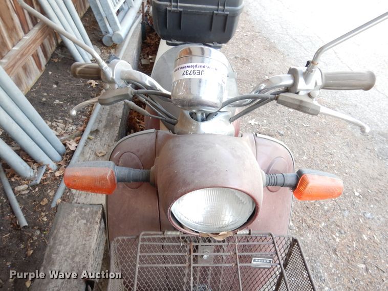 image for item JE9737 2001 Yamaha Vino  moped