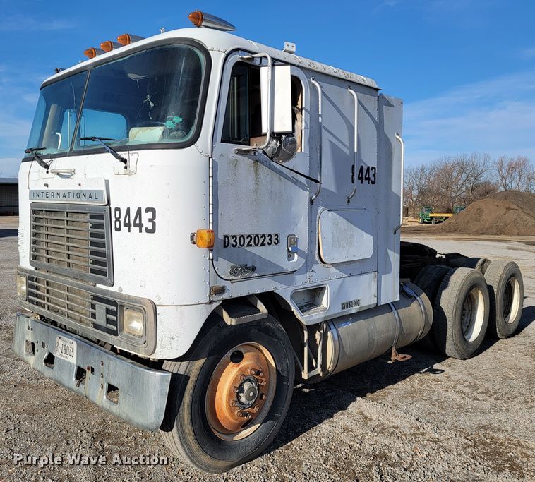 image for item JP9043 1984 International C09670  semi truck