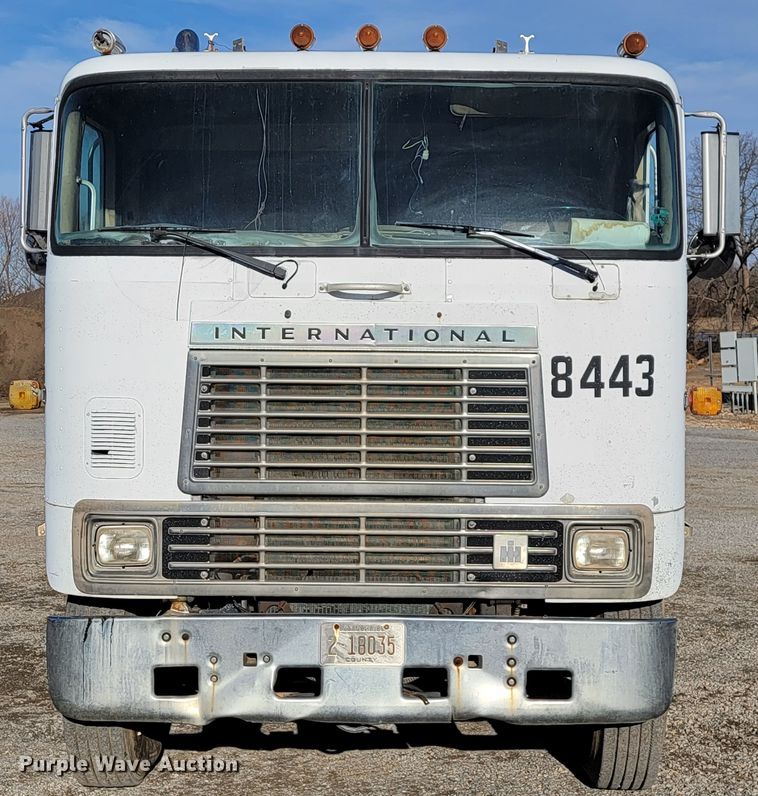 image for item JP9043 1984 International C09670  semi truck