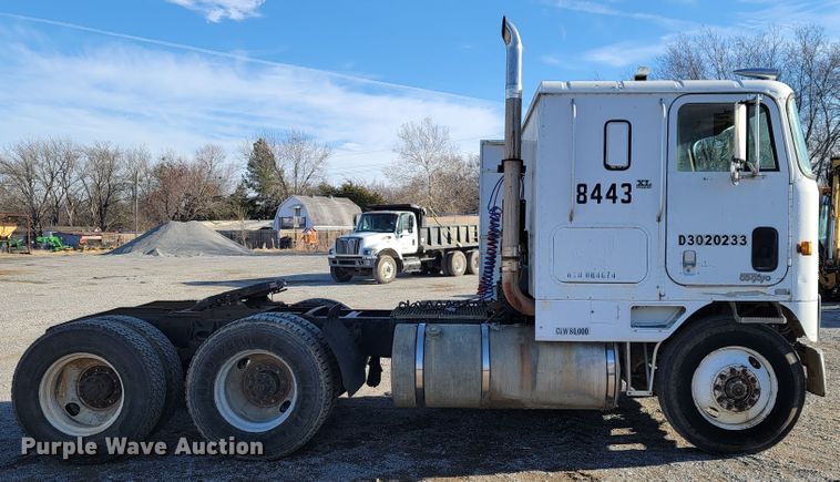 image for item JP9043 1984 International C09670  semi truck