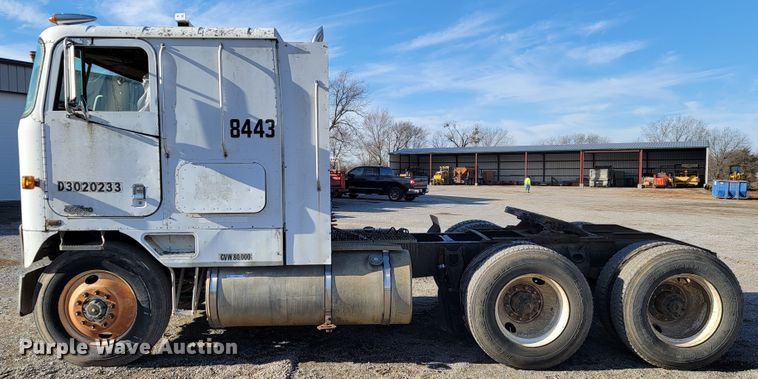 image for item JP9043 1984 International C09670  semi truck