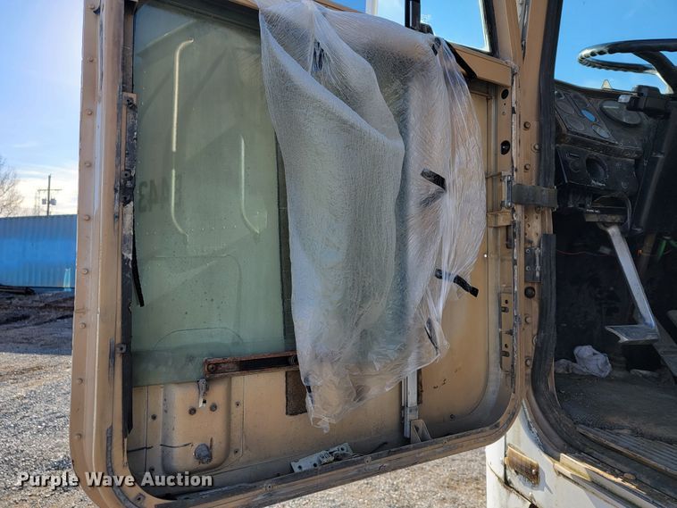 image for item JP9043 1984 International C09670  semi truck