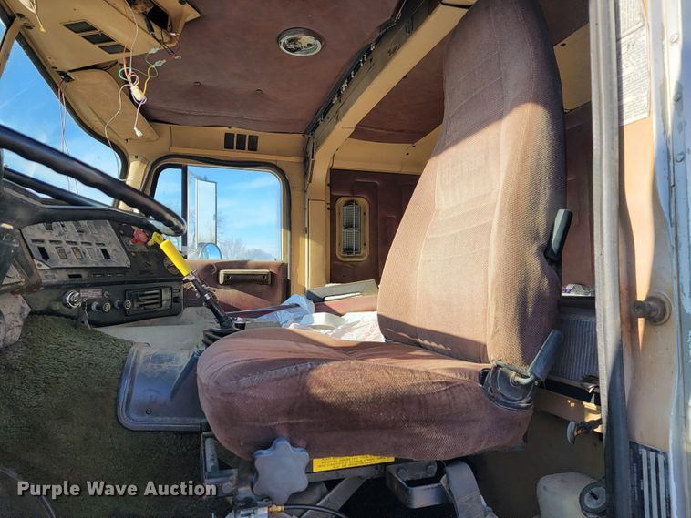 image for item JP9043 1984 International C09670  semi truck