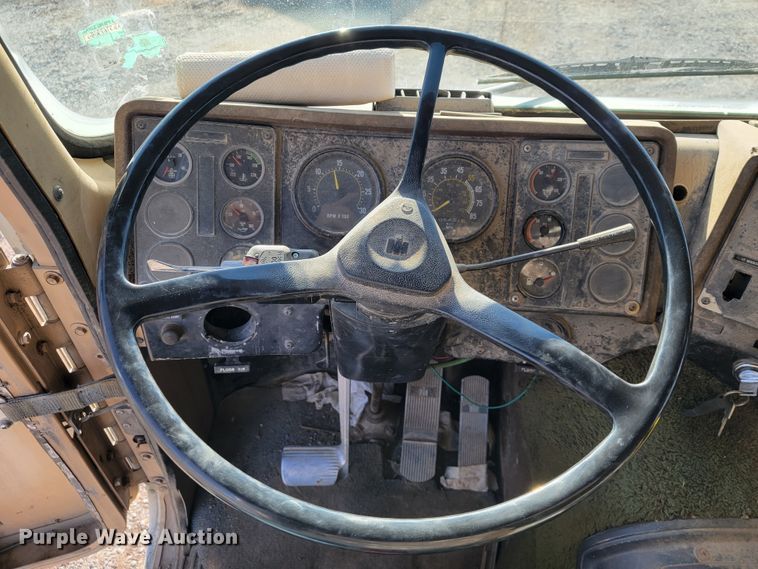 image for item JP9043 1984 International C09670  semi truck