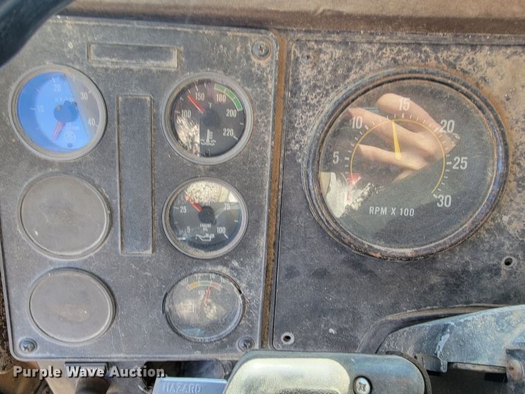 image for item JP9043 1984 International C09670  semi truck