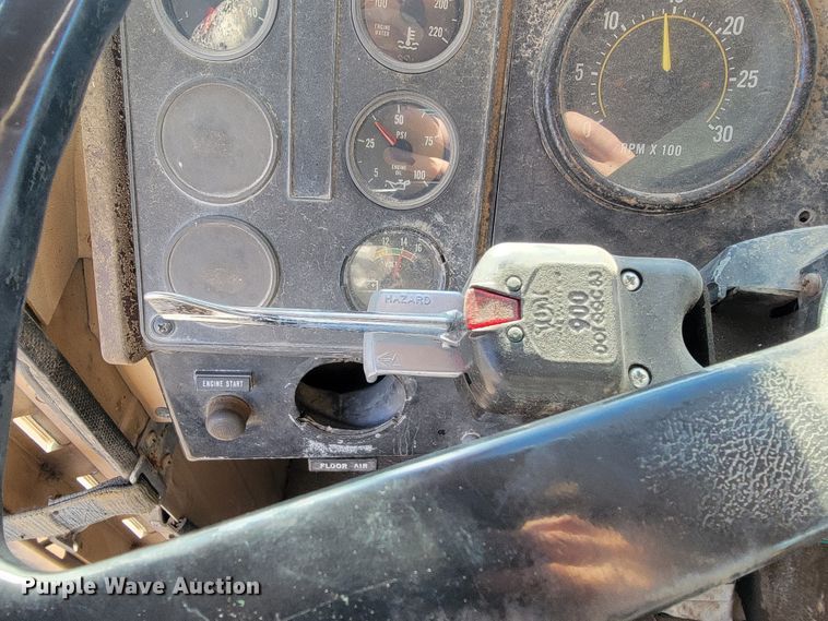 image for item JP9043 1984 International C09670  semi truck