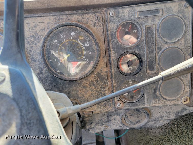 image for item JP9043 1984 International C09670  semi truck