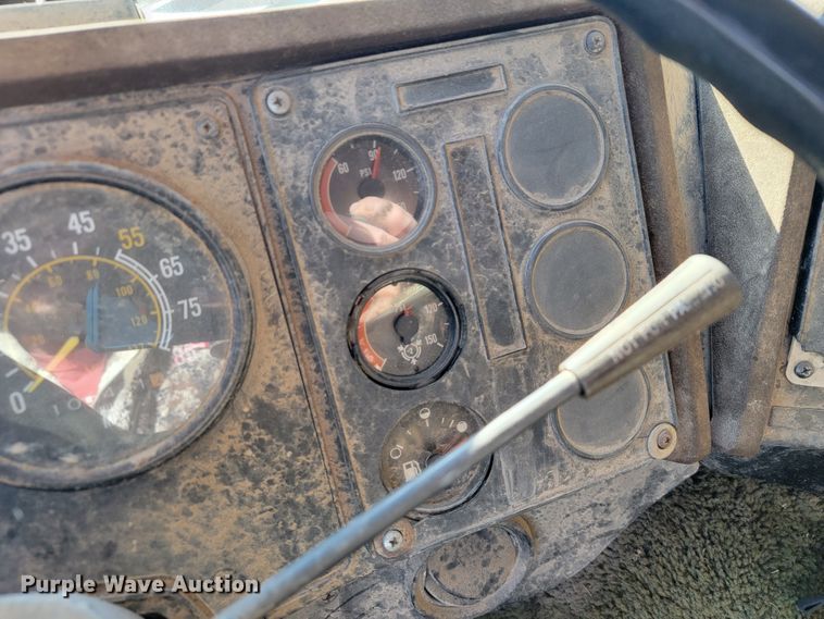 image for item JP9043 1984 International C09670  semi truck