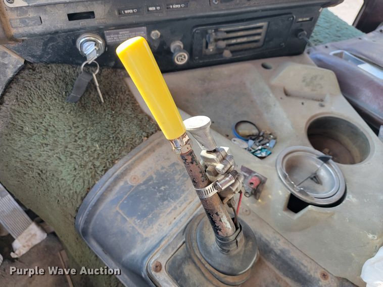 image for item JP9043 1984 International C09670  semi truck