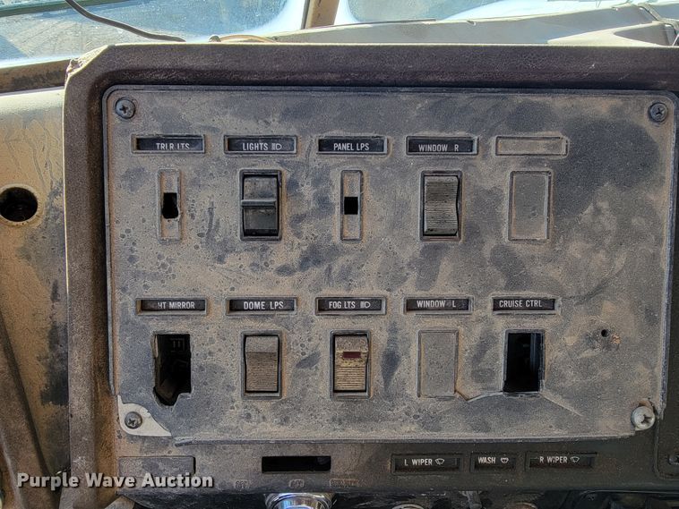 image for item JP9043 1984 International C09670  semi truck