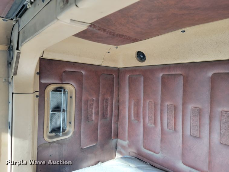 image for item JP9043 1984 International C09670  semi truck