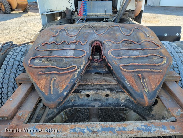 image for item JP9043 1984 International C09670  semi truck