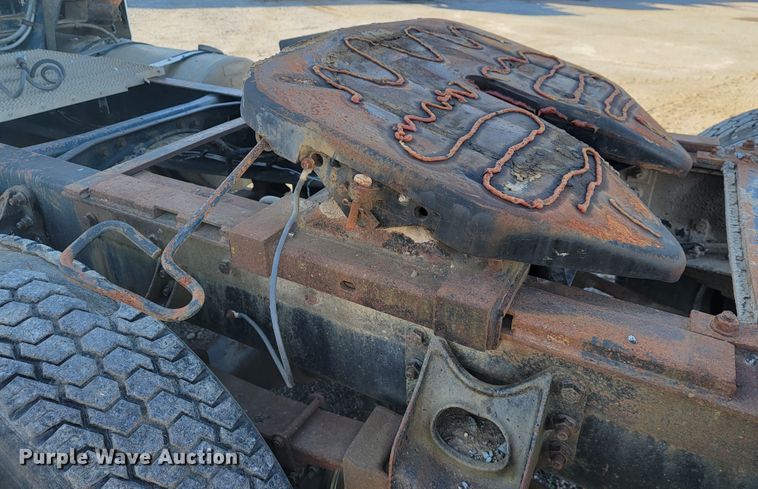 image for item JP9043 1984 International C09670  semi truck