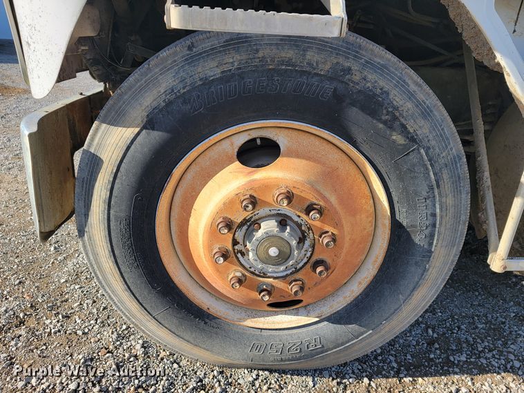 image for item JP9043 1984 International C09670  semi truck